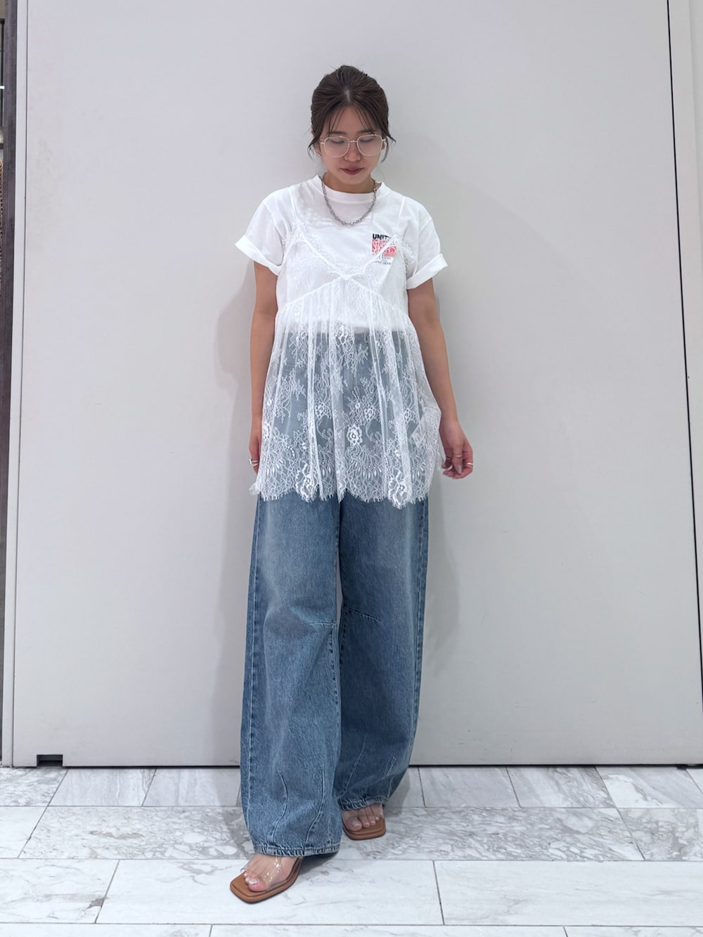 ホワイト系のTシャツ/カットソー、ホワイト系のキャミソール、その他のサンダルを着用したレディースの夏コーディネートの6枚目の写真