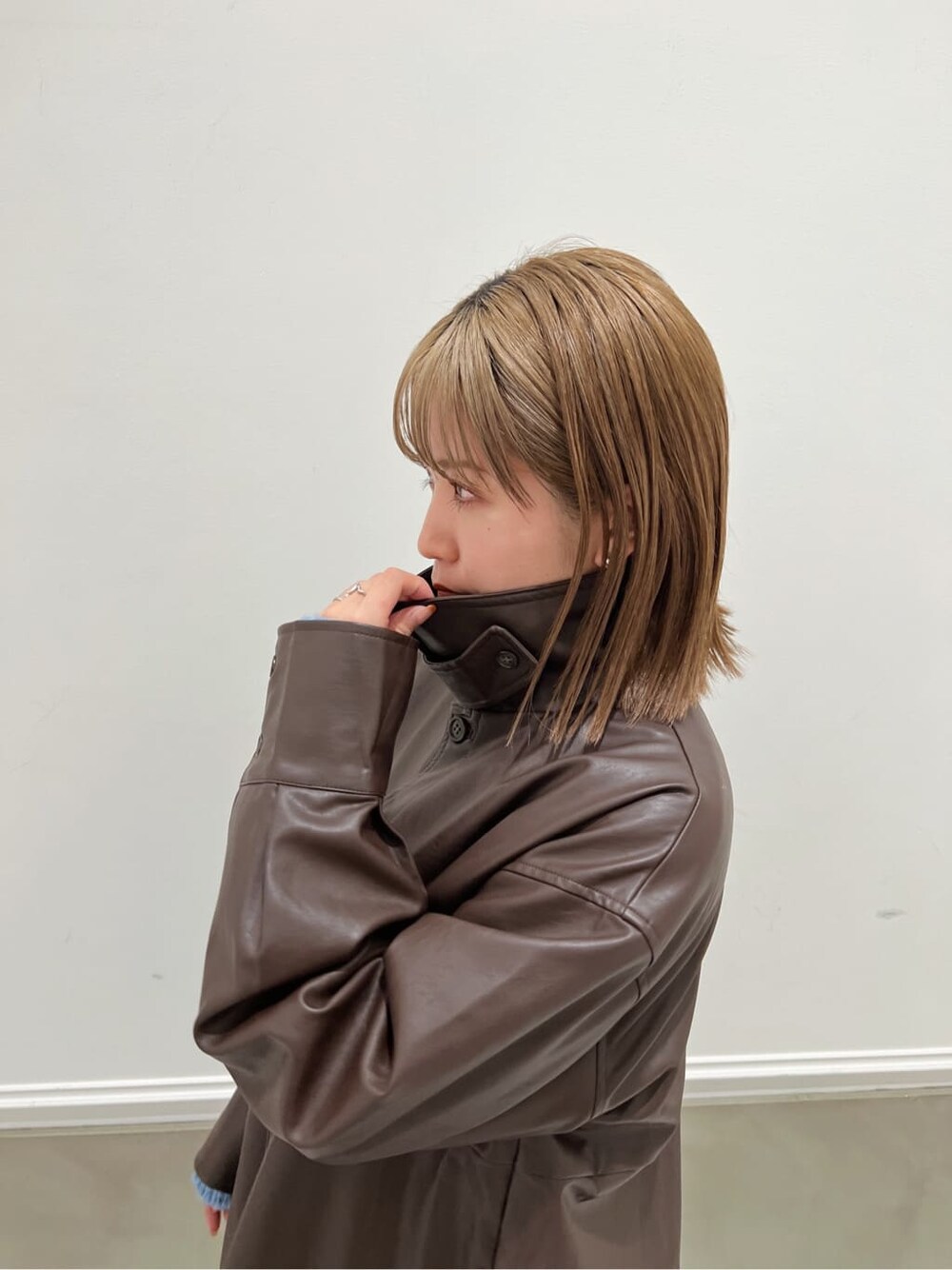 ブルー系のデニムパンツ、ブルー系のデニムパンツ、ブルー系のニット/セーターを着用したレディースの秋コーディネートの4枚目の写真