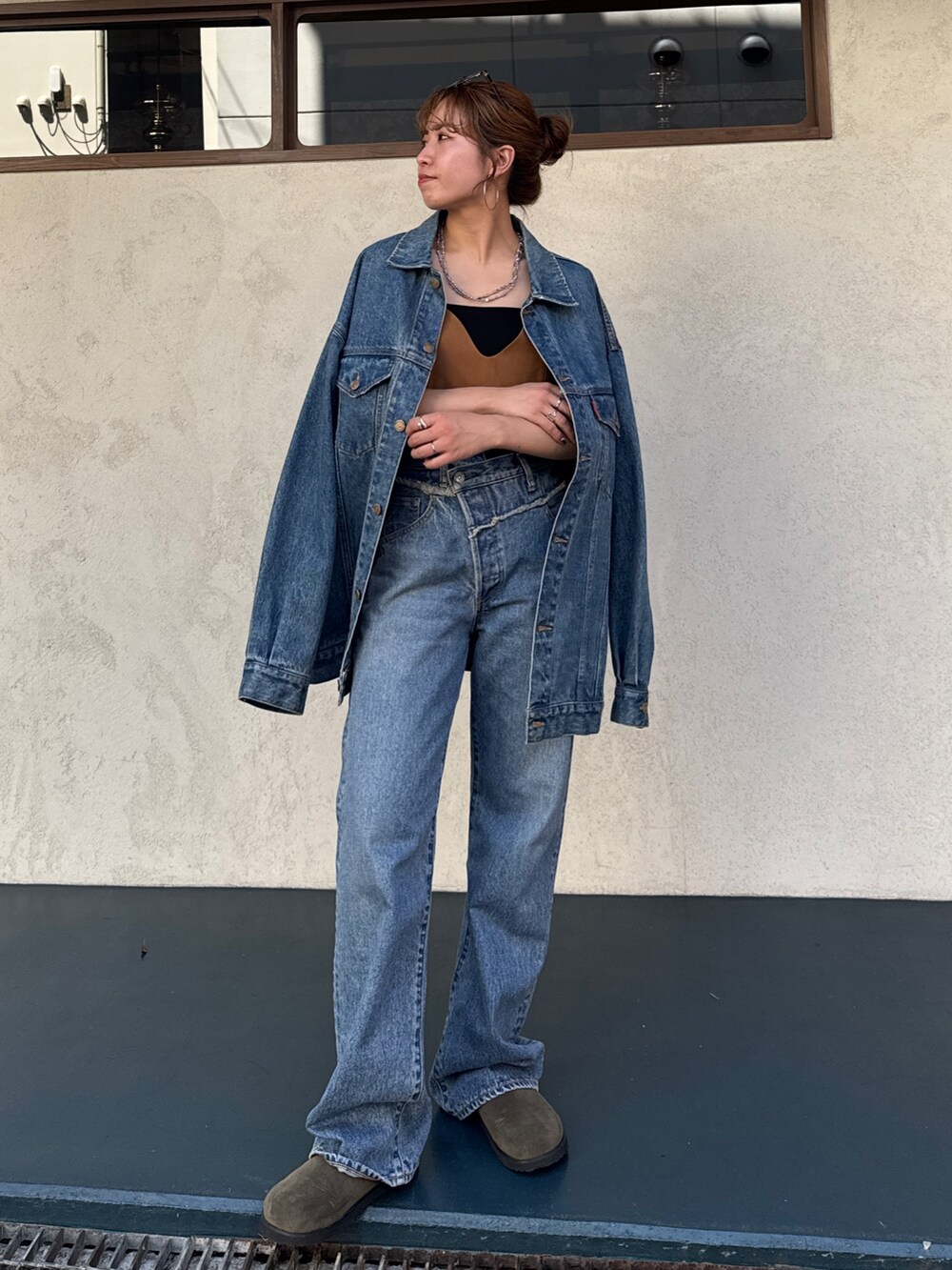 ブルー系のデニムパンツ、ベージュ系のスリッポン、ブラウン系のキャミソールを着用したレディースの夏コーディネートの6枚目の写真