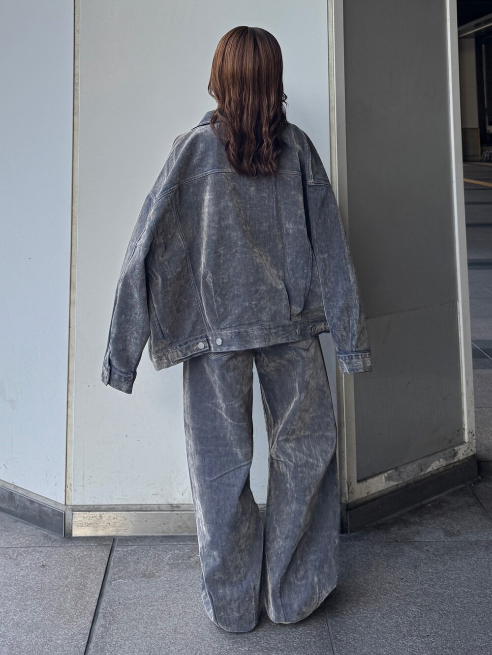 ホワイト系のTシャツ/カットソー、ベージュ系のデニムジャケット、ベージュ系のデニムパンツを着用したレディースの夏コーディネートの5枚目の写真