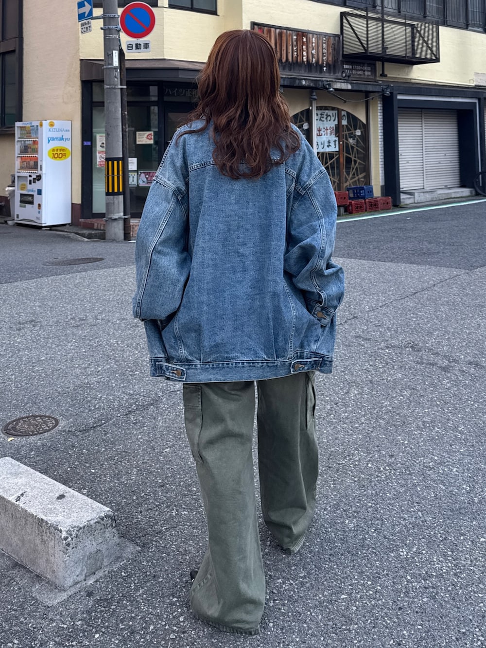 グリーン系のその他パンツ、ホワイト系のTシャツ/カットソー、ブルー系のデニムジャケットを着用したレディースの冬コーディネートの4枚目の写真