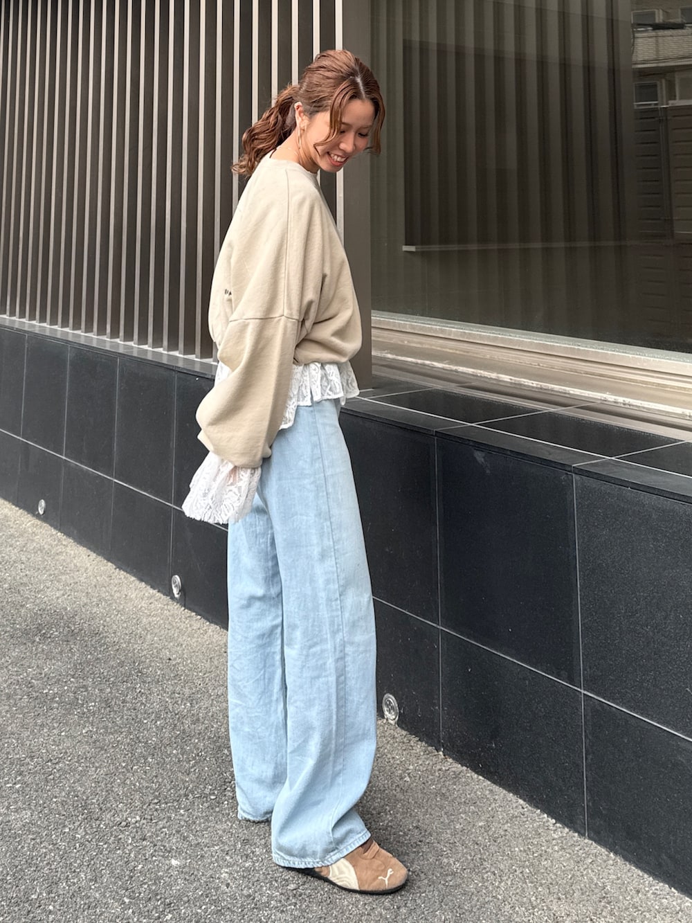 ブルー系のデニムパンツ、ホワイト系のシャツ/ブラウス、ベージュ系のスウェットを着用したレディースの冬コーディネートの6枚目の写真