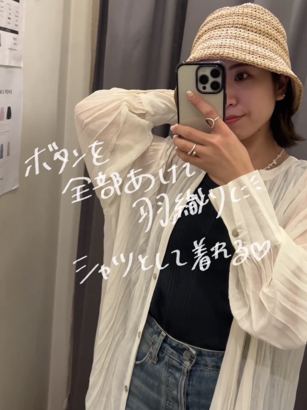 ホワイト系のワンピース、グレー系のタンクトップ、ブルー系のデニムパンツを着用したレディースの春コーディネートの2枚目の写真