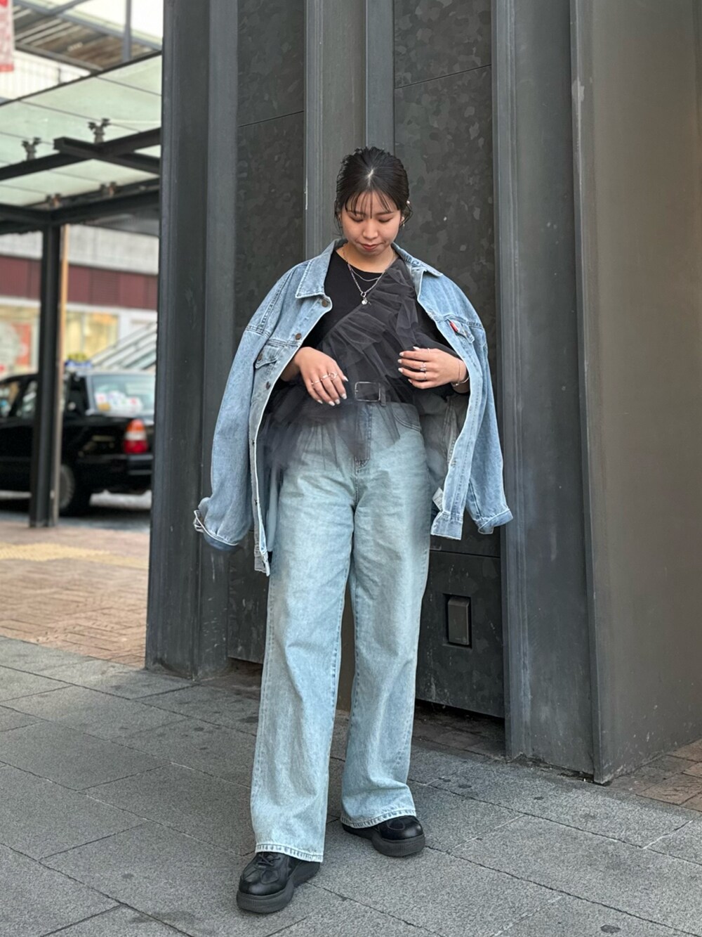 グレー系のベスト、ブラック系のTシャツ/カットソー、ブルー系のデニムパンツを着用したレディースの冬コーディネートの10枚目の写真
