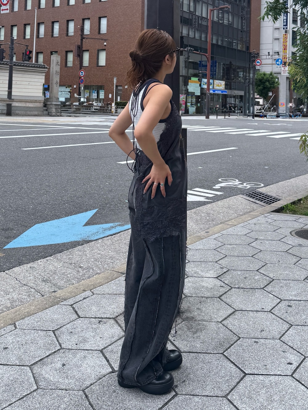 グレー系のキャミソール、ホワイト系のタンクトップ、ブラック系のデニムパンツを着用したレディースの夏コーディネートの3枚目の写真