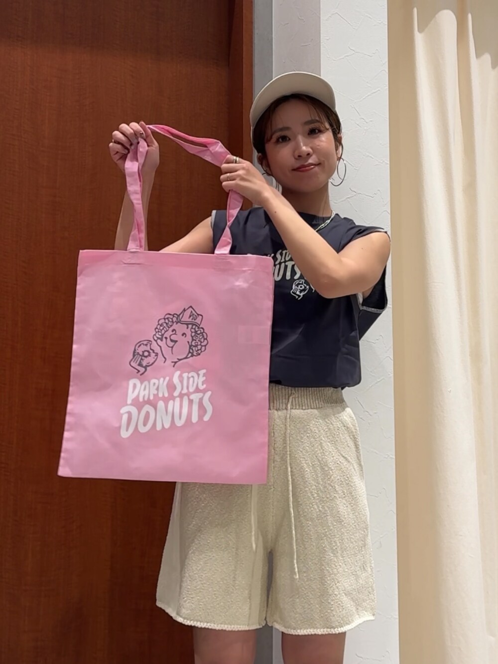 グレー系のタンクトップ、ホワイト系のその他パンツ、ピンク系のトートバッグを着用したレディースの春コーディネートの8枚目の写真