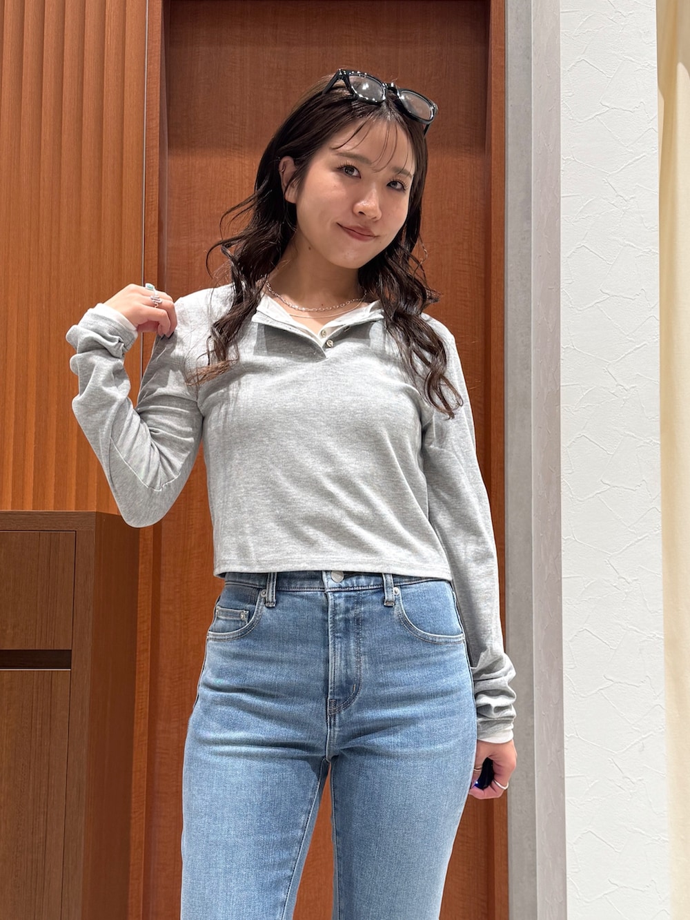 ブルー系のデニムパンツ、ブラック系のサンダル、グレー系のTシャツ/カットソーを着用したレディースの秋コーディネートの7枚目の写真