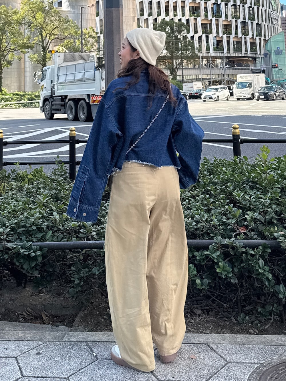 ベージュ系のチノパンツ、ブルー系のシャツ/ブラウスを着用したレディースの冬コーディネートの4枚目の写真