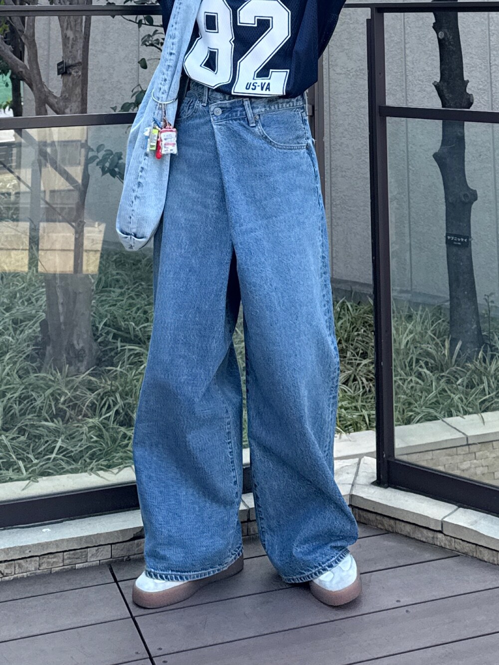 ブルー系のデニムパンツ、ブルー系のTシャツ/カットソーを着用したレディースの冬コーディネートの8枚目の写真