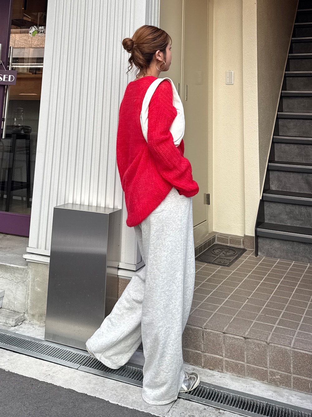 グレー系のスウェットパンツ、レッド系のニット/セーターを着用したレディースの秋コーディネートの7枚目の写真