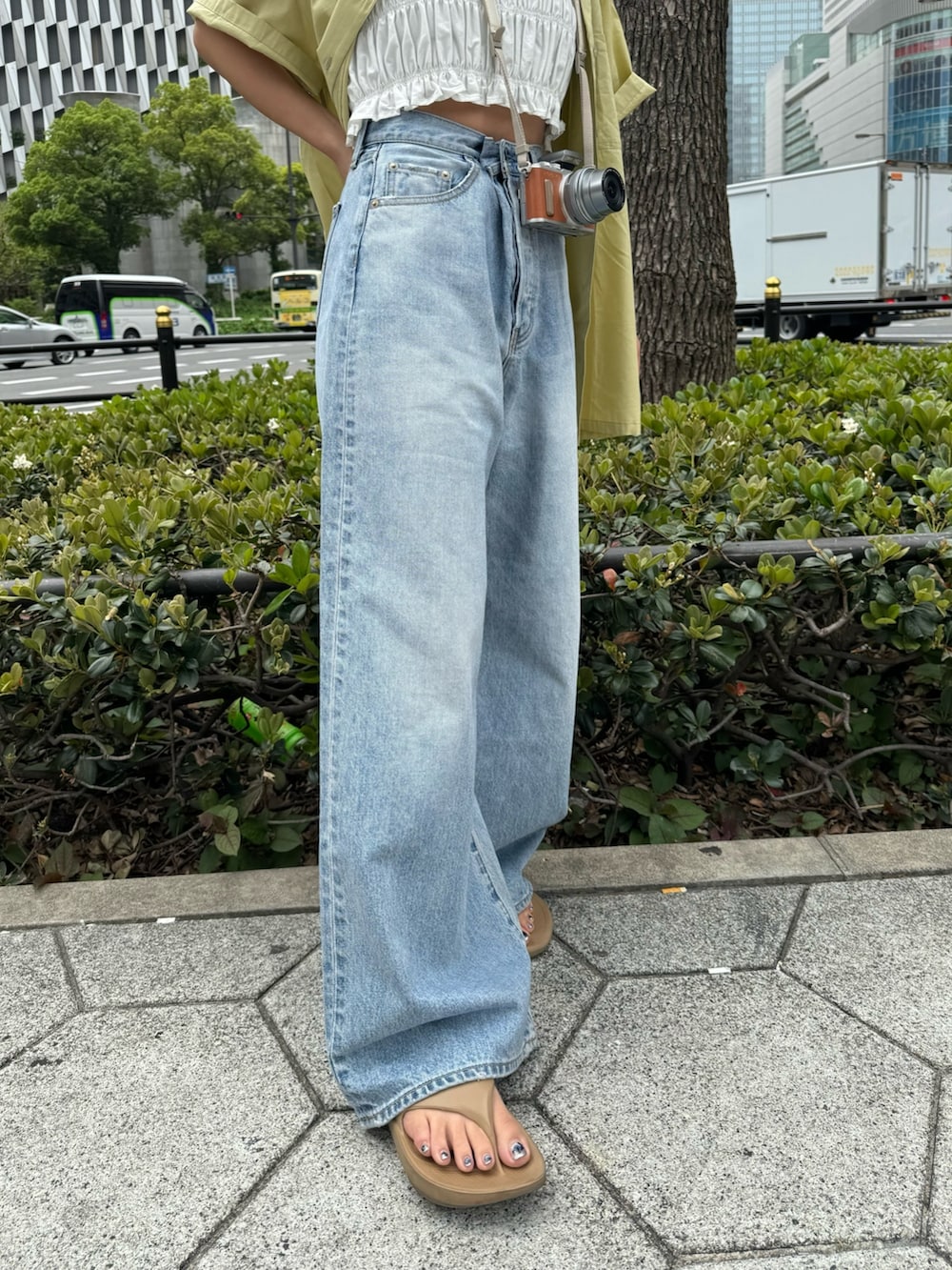 ホワイト系のシャツ/ブラウス、グリーン系のシャツ/ブラウス、ブルー系のデニムパンツを着用したレディースの春コーディネートの7枚目の写真