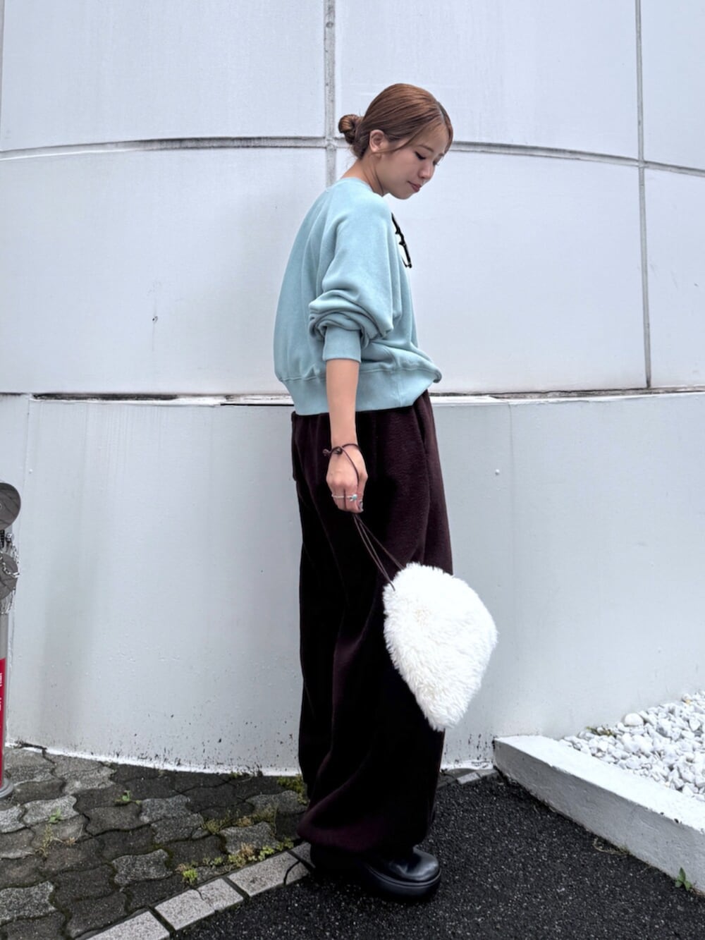 ブラウン系のその他パンツ、ブルー系のスウェットを着用したレディースの秋コーディネートの3枚目の写真