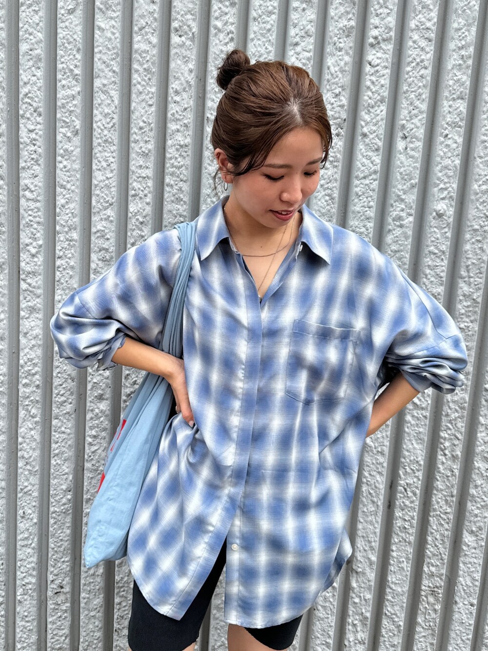 ブルー系のシャツ/ブラウス、ブルー系のエコバッグ/サブバッグを着用したレディースの夏コーディネートの6枚目の写真