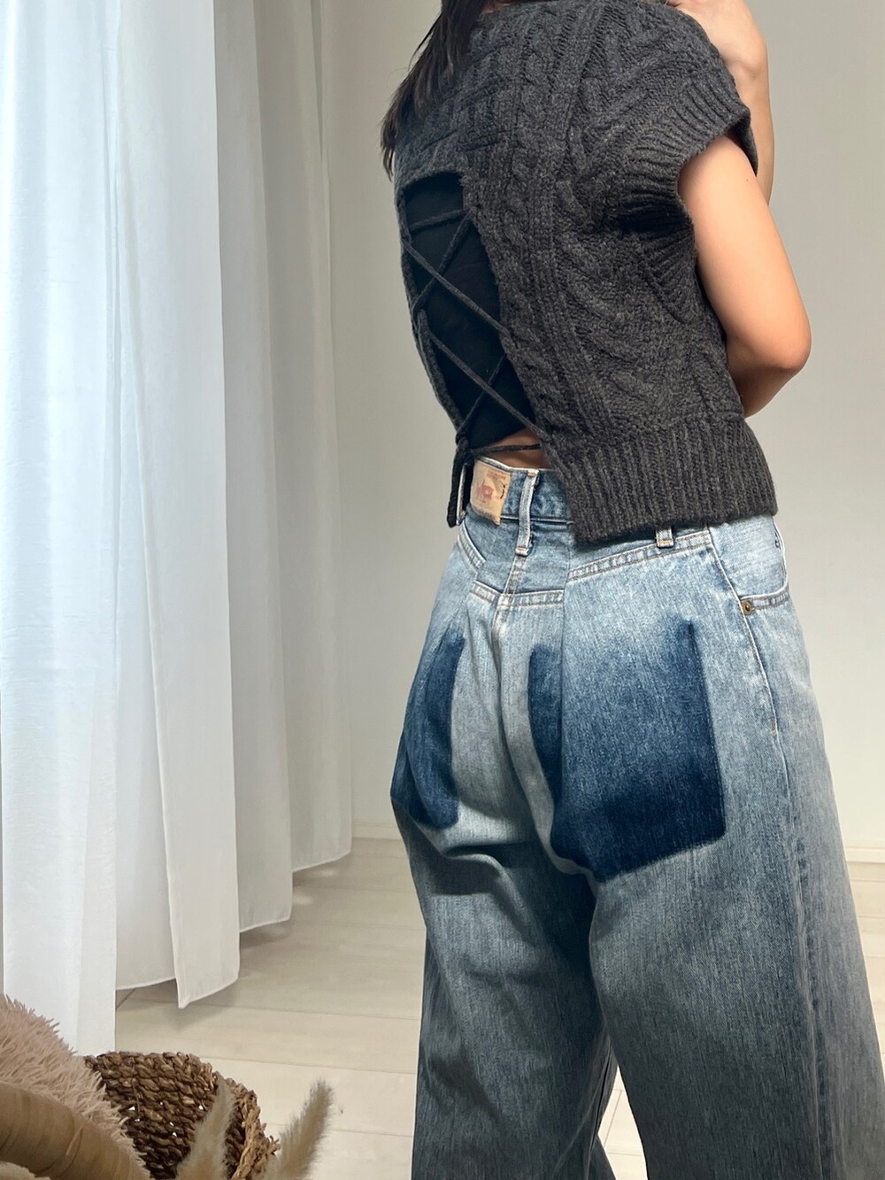 ブルー系のデニムパンツ、グレー系のニット/セーターを着用したレディースの秋コーディネートの2枚目の写真