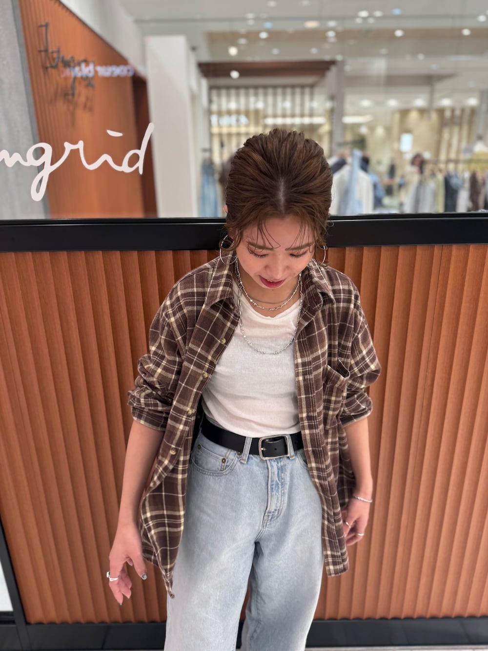 ホワイト系のTシャツ/カットソー、ブラウン系のシャツ/ブラウス、ブルー系のデニムパンツを着用したレディースの冬コーディネートの7枚目の写真