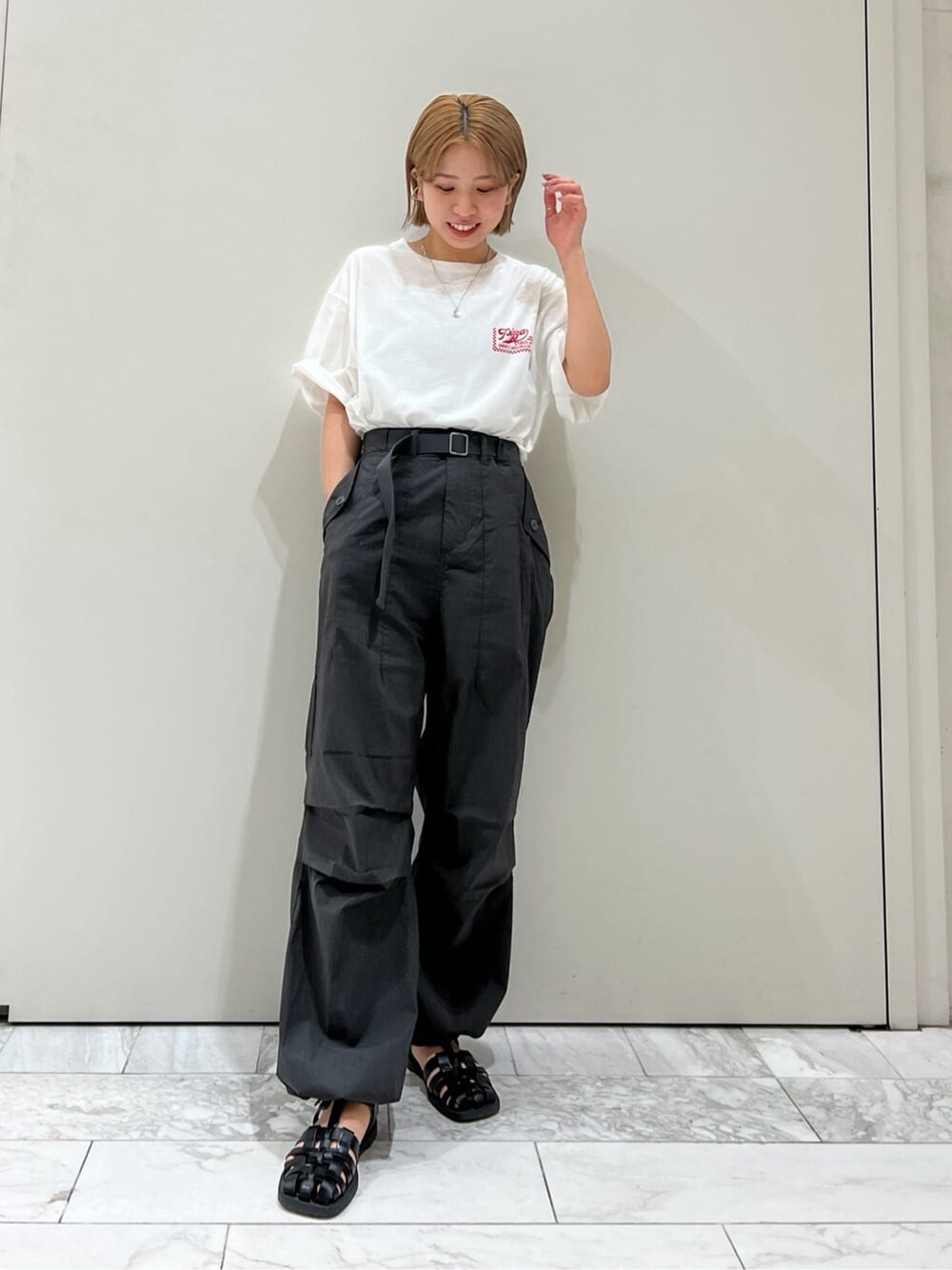 ホワイト系のTシャツ/カットソー、グレー系のその他パンツを着用したレディースの春コーディネートの2枚目の写真