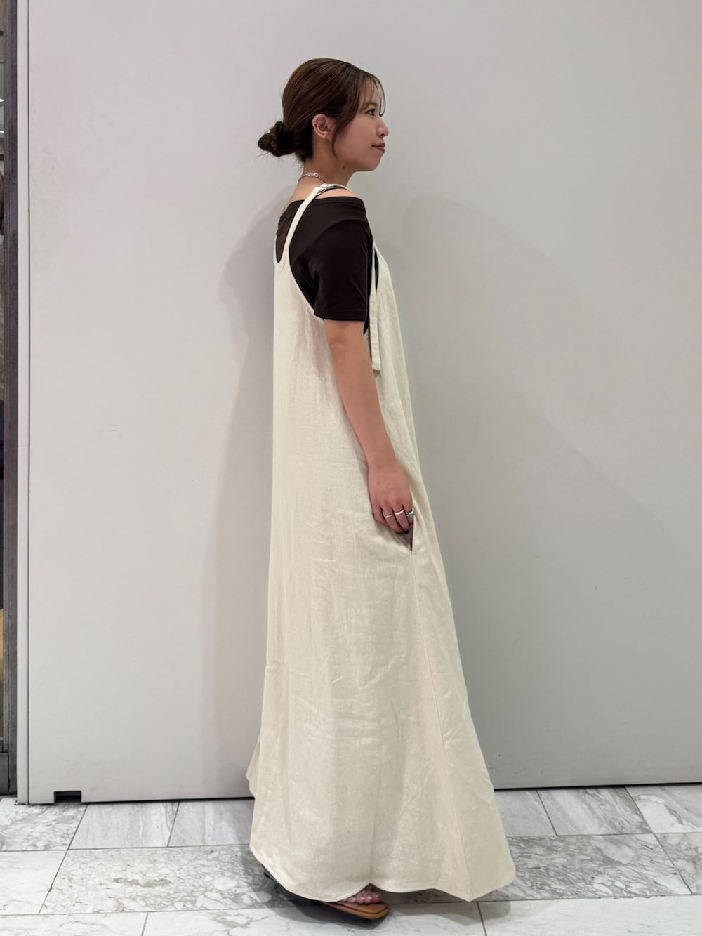 その他のサンダル、ブルー系のデニムパンツ、ブラウン系のTシャツ/カットソーを着用したレディースの春コーディネートの3枚目の写真