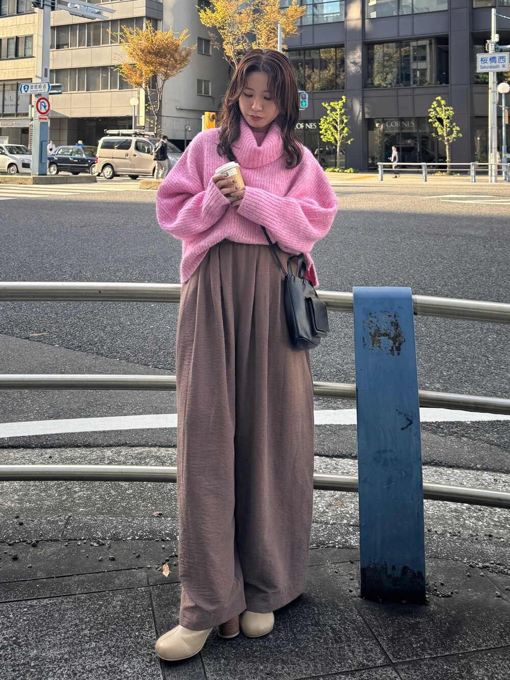 ブラウン系のその他パンツ、ピンク系のニット/セーターを着用したレディースの秋コーディネートの3枚目の写真