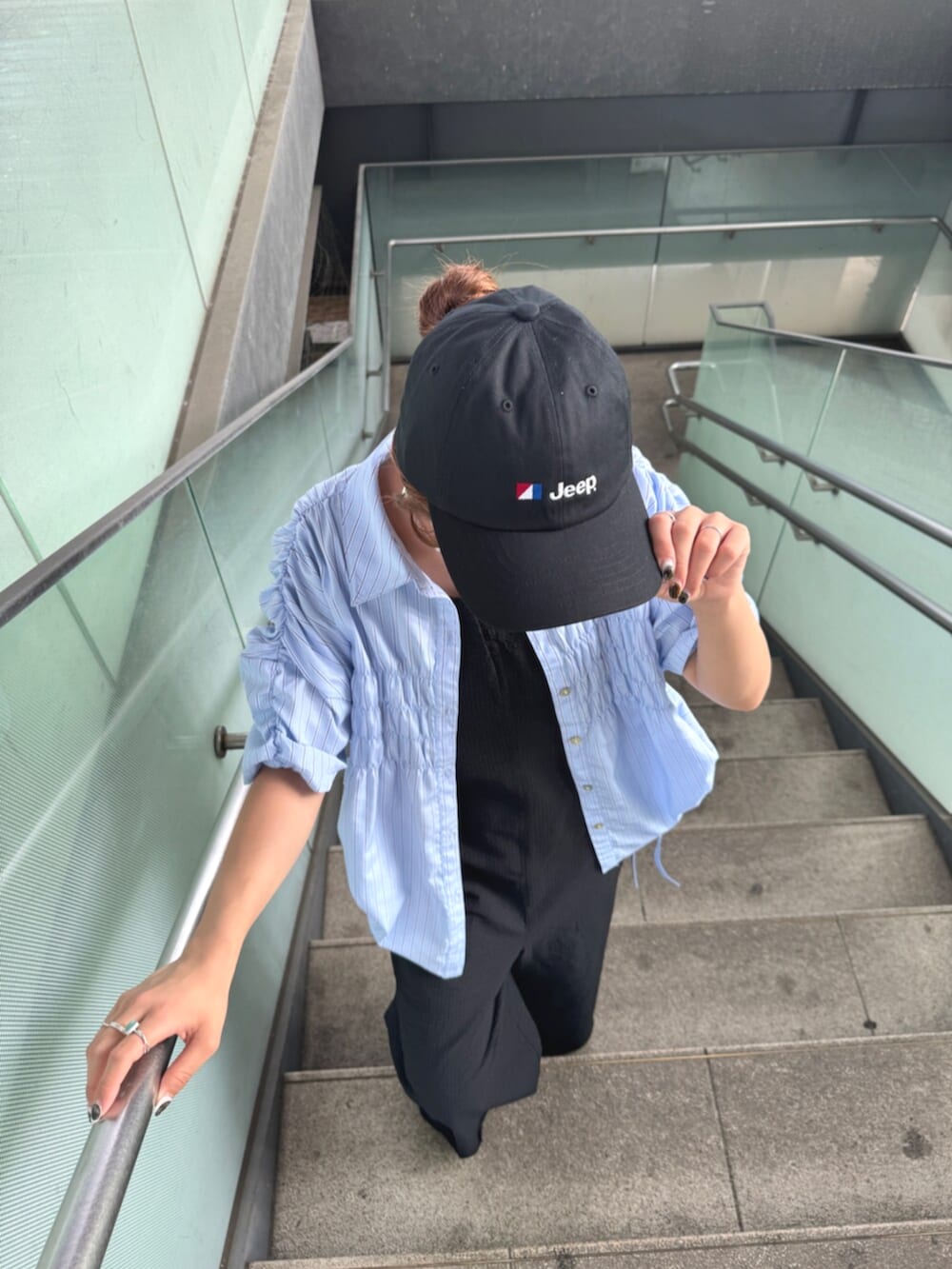 ブラック系のサンダル、ブラック系のサロペット/オーバーオール、ブルー系のシャツ/ブラウスを着用したレディースの夏コーディネートの9枚目の写真