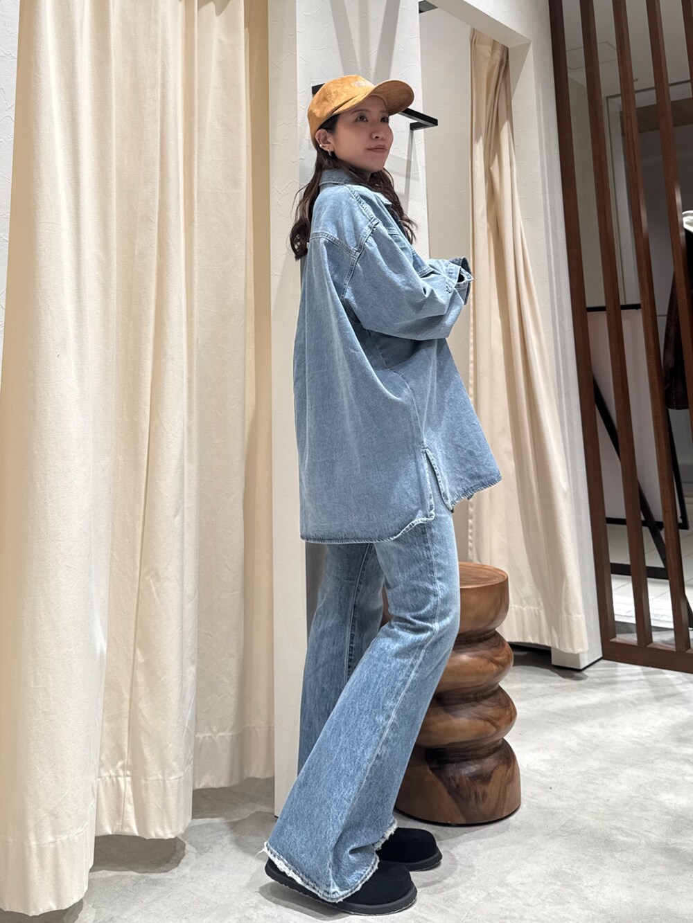 ブルー系のシャツ/ブラウス、ブルー系のデニムパンツ、ブラック系のスリッポンを着用したレディースの秋コーディネートの2枚目の写真