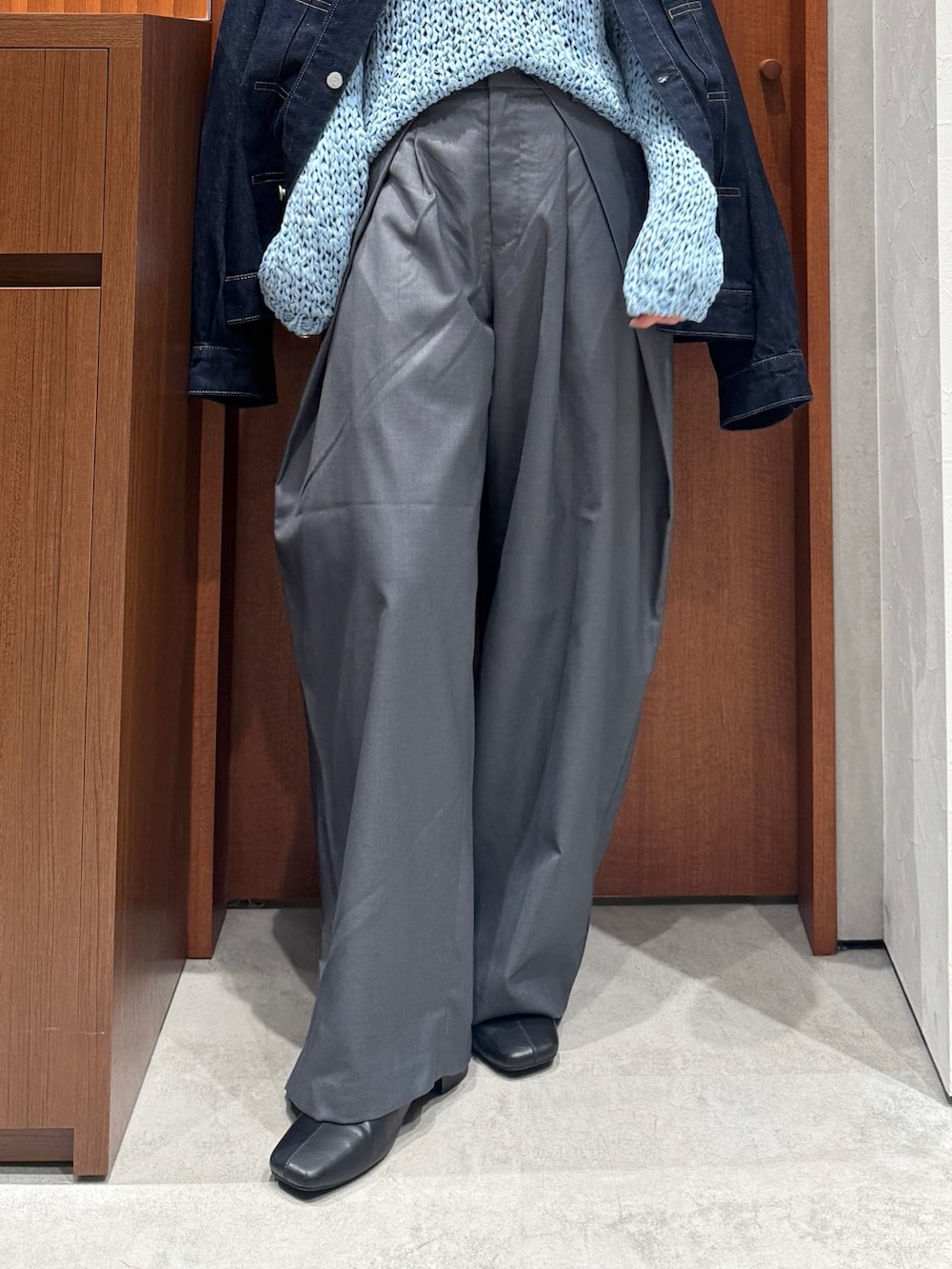 グレー系のその他パンツ、ブルー系のニット/セーター、ブルー系のデニムジャケットを着用したレディースの秋コーディネートの7枚目の写真
