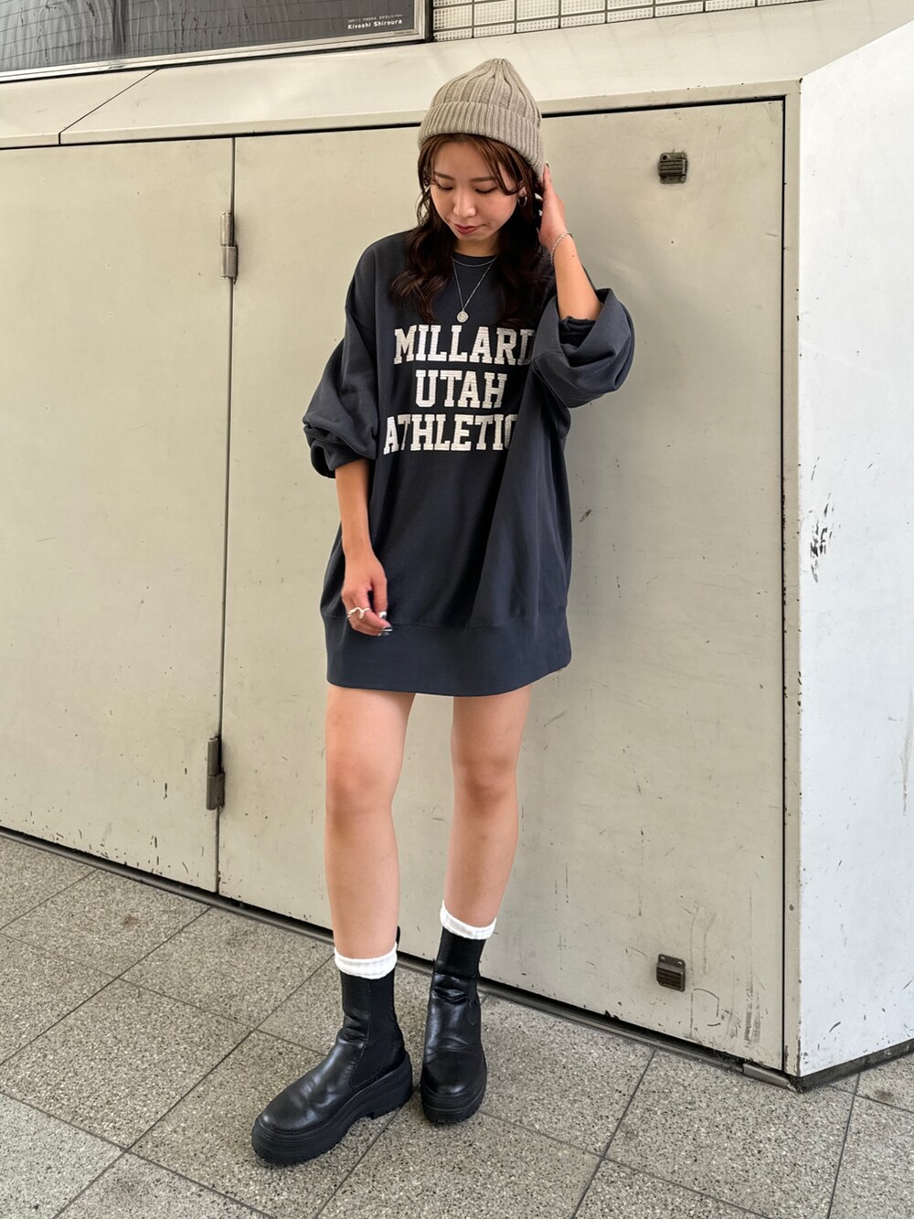 グレー系のスウェット、ブラウン系のその他パンツ、グレー系のニットキャップ/ビーニーを着用したレディースの秋コーディネートの5枚目の写真