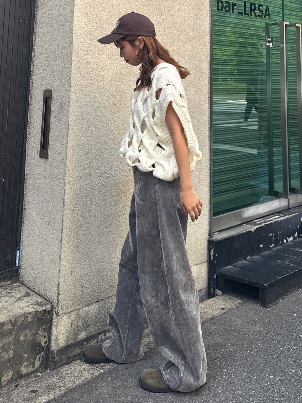 ベージュ系のデニムパンツ、ベージュ系のスリッポン、ホワイト系のニット/セーターを着用したレディースの秋コーディネートの4枚目の写真