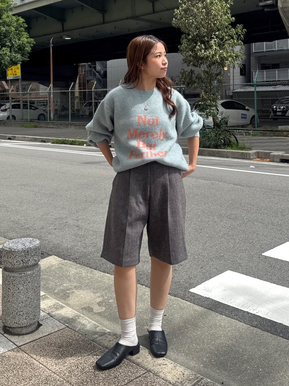 グレー系のその他パンツ、ブラック系のサンダル、グリーン系のニット/セーターを着用したレディースの秋コーディネートの7枚目の写真