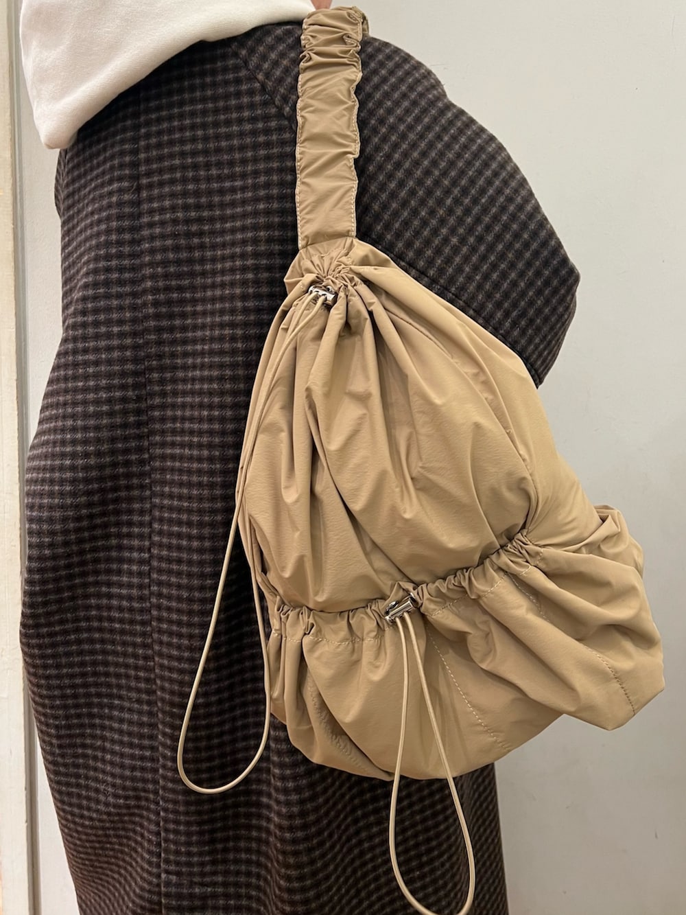 ベージュ系のブーツ、ブルー系のデニムパンツ、その他のチェスターコートを着用したレディースの冬コーディネートの3枚目の写真