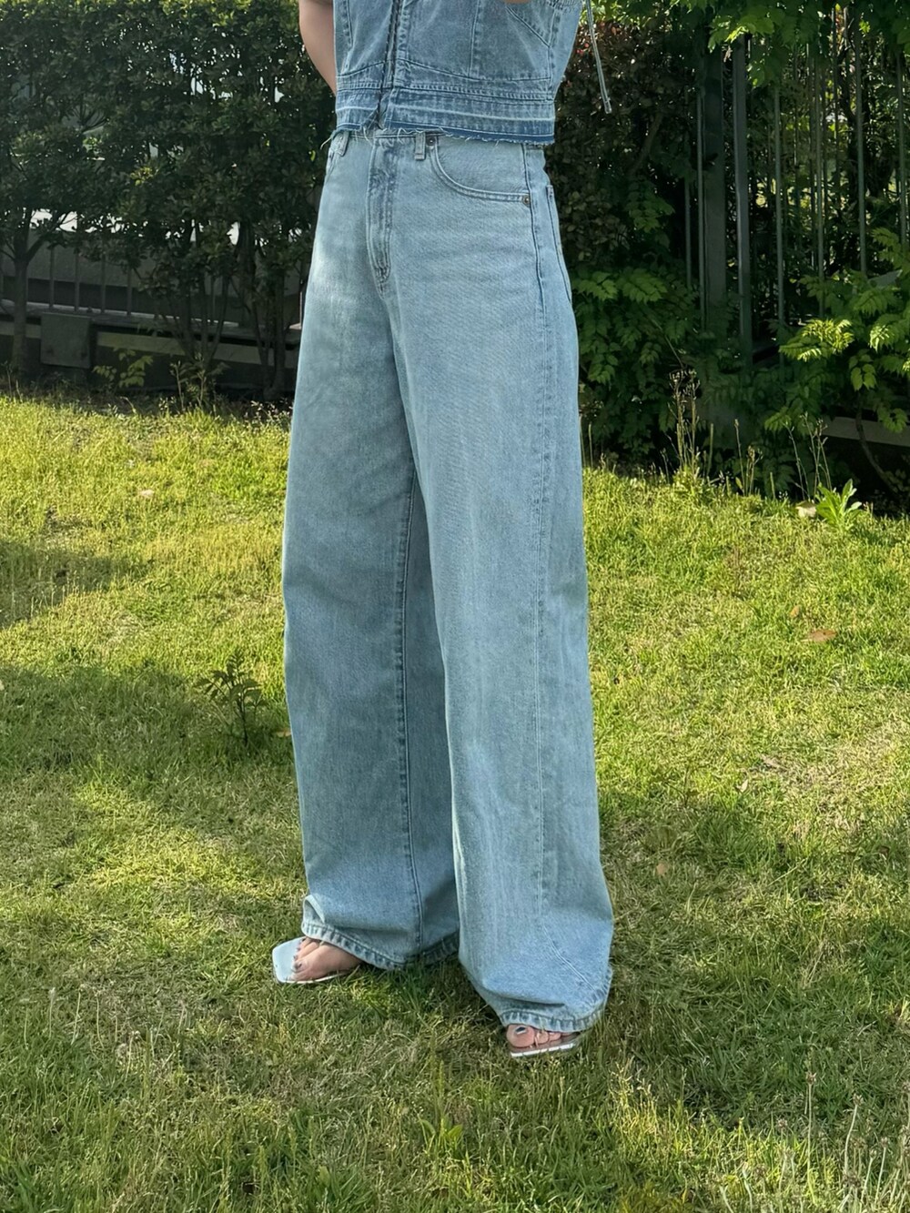 ブルー系のキャミソール、ブルー系のデニムパンツ、ブラック系のTシャツ/カットソーを着用したレディースの夏コーディネートの6枚目の写真