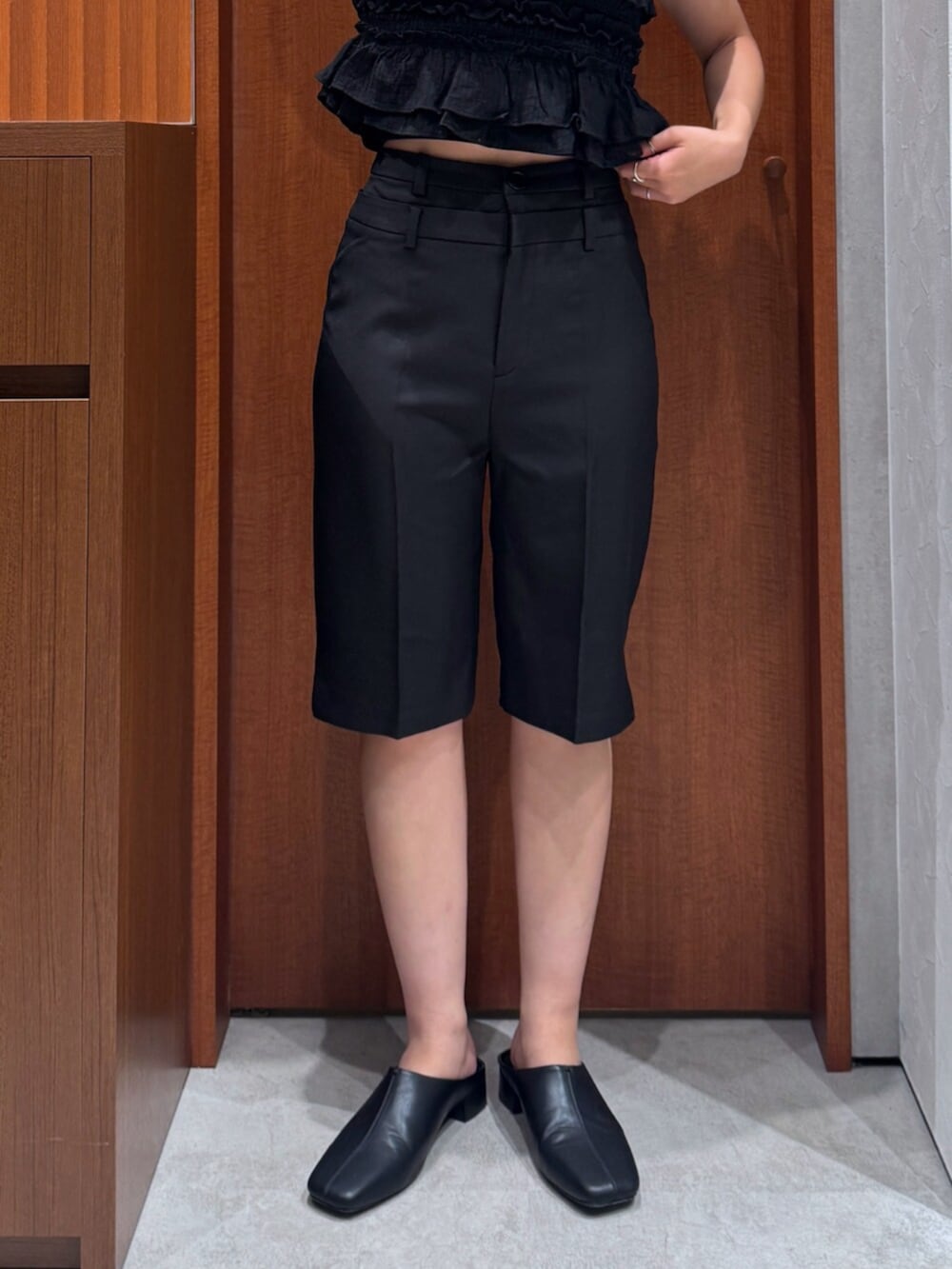 シルバー系のハンドバッグ、ブラック系のサンダル、ブラック系のその他パンツを着用したレディースの夏コーディネートの7枚目の写真