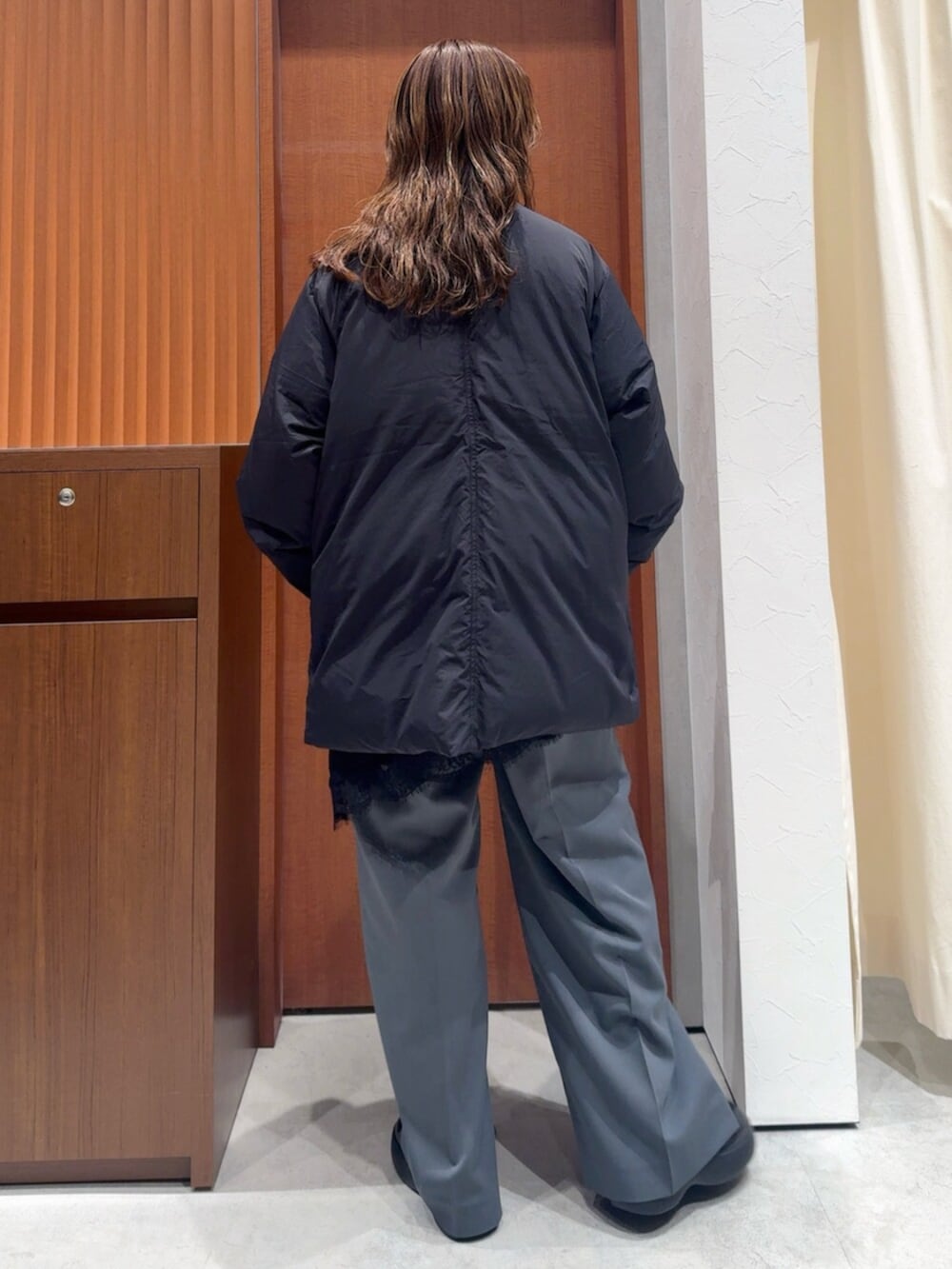 ブラック系のダウンジャケット/コート、グレー系のその他パンツ、ブラック系のキャミソールを着用したレディースの冬コーディネートの4枚目の写真