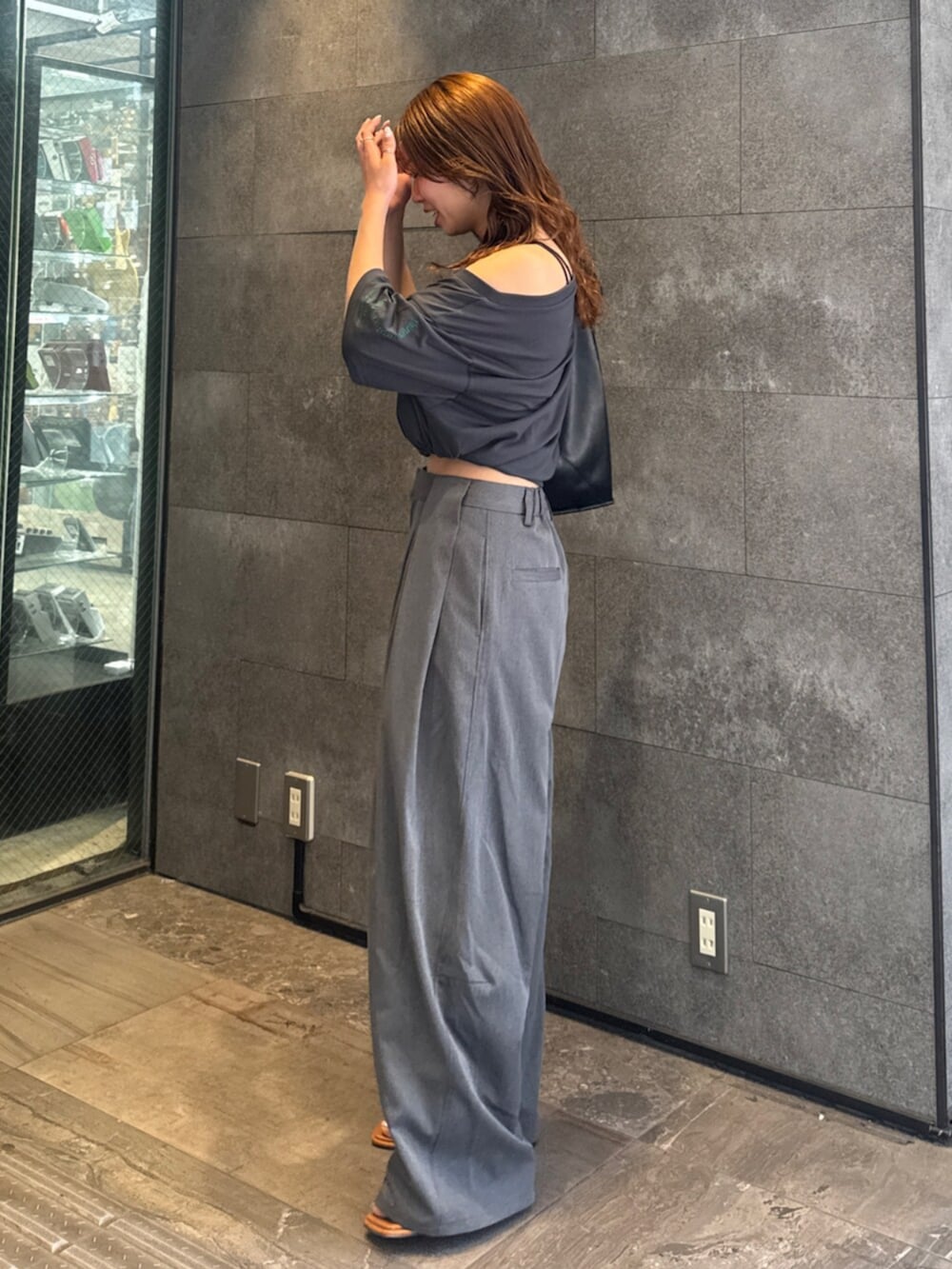 その他のサンダル、グレー系のその他パンツ、グレー系のTシャツ/カットソーを着用したレディースの春コーディネートの2枚目の写真