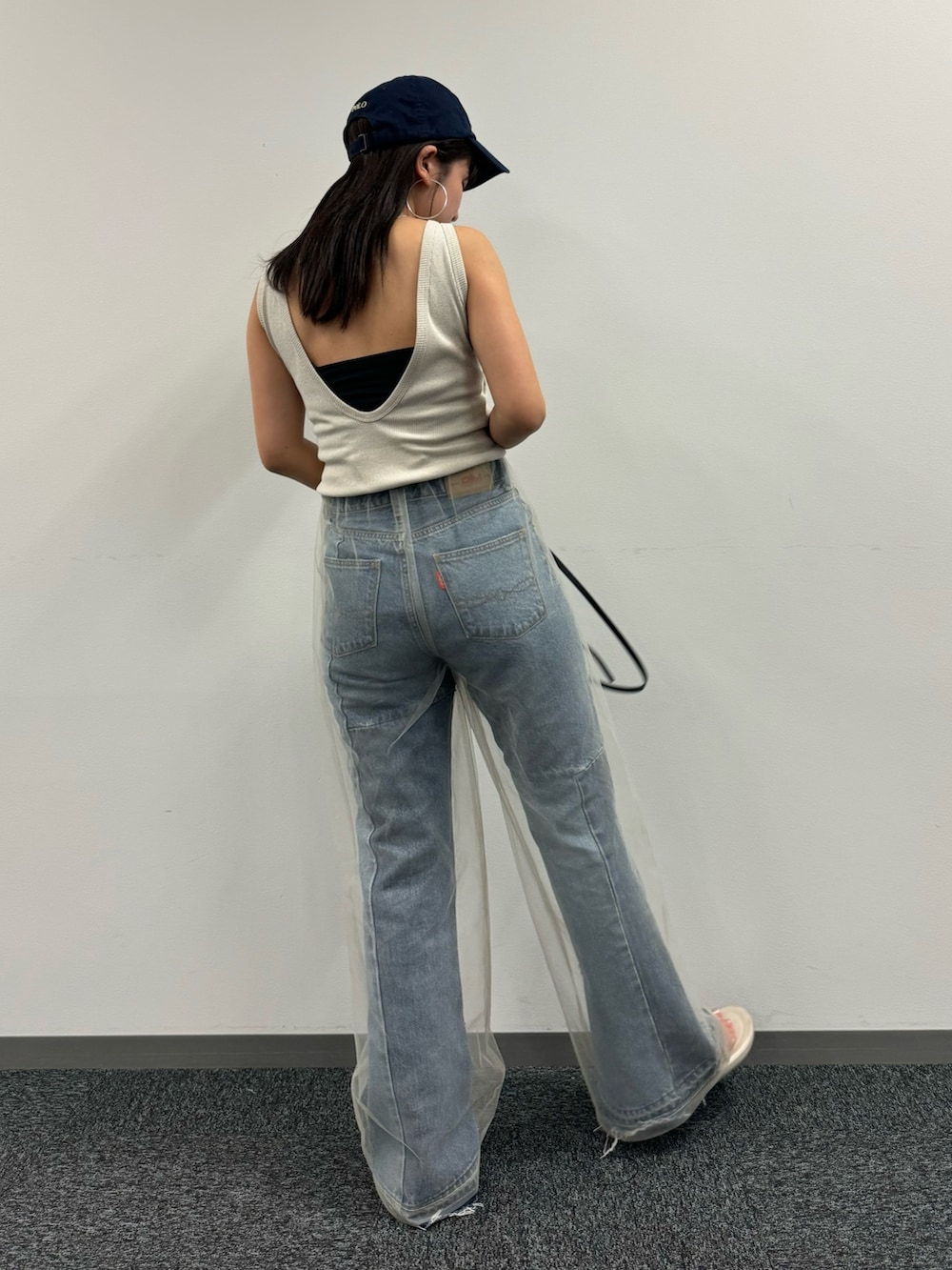 ブルー系のデニムパンツ、ベージュ系のその他パンツ、ホワイト系のタンクトップを着用したレディースの春コーディネートの3枚目の写真