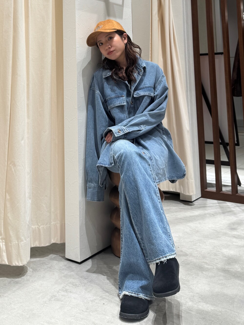 ブルー系のシャツ/ブラウス、ブルー系のデニムパンツ、ブラック系のスリッポンを着用したレディースの秋コーディネートの7枚目の写真