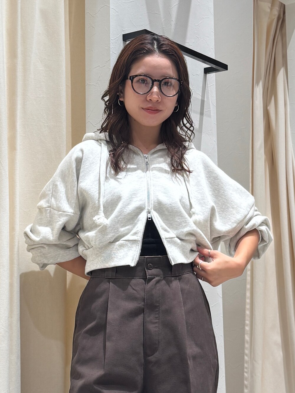 ブラウン系のその他パンツ、ホワイト系のパーカー、ブラウン系のメガネを着用したレディースの秋コーディネートの7枚目の写真