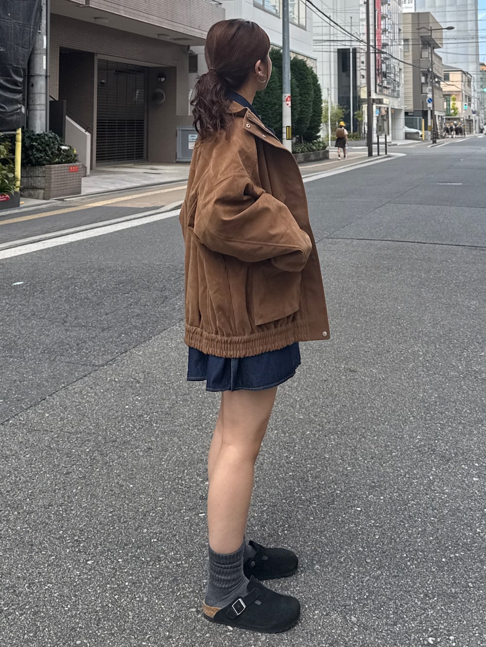 ブルー系のシャツ/ブラウス、ブラウン系のブルゾンを着用したレディースの秋コーディネートの7枚目の写真