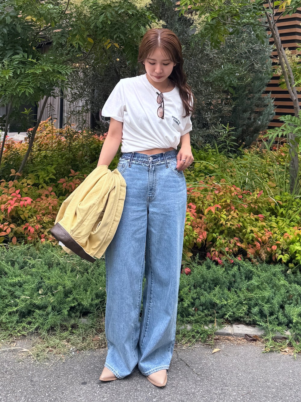 ブルー系のデニムパンツ、イエロー系のブルゾン、ホワイト系のTシャツ/カットソーを着用したレディースの夏コーディネートの5枚目の写真