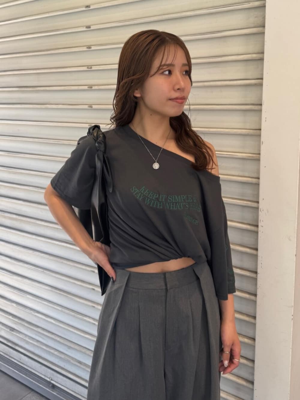 その他のサンダル、グレー系のその他パンツ、グレー系のTシャツ/カットソーを着用したレディースの春コーディネートの7枚目の写真