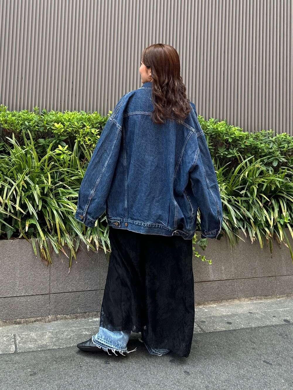 ブラック系のワンピース、ブルー系のデニムジャケット、グレー系のタンクトップを着用したレディースの夏コーディネートの5枚目の写真