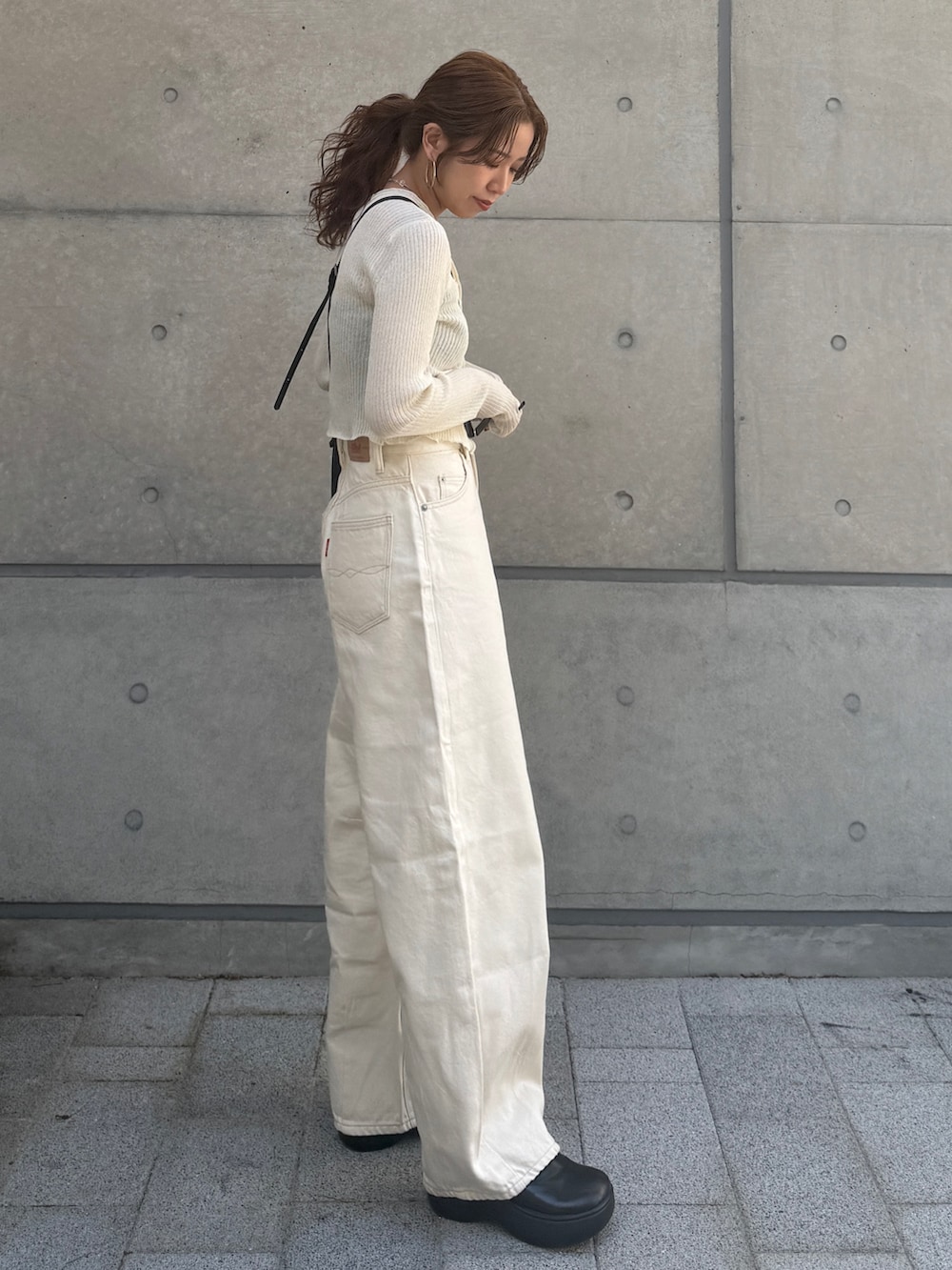 ホワイト系のカーディガン/ボレロ、ホワイト系のデニムパンツを着用したレディースの春コーディネートの3枚目の写真