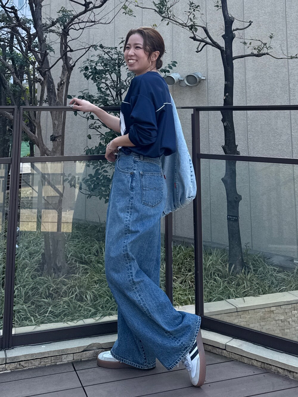 ブルー系のデニムパンツ、ブルー系のTシャツ/カットソーを着用したレディースの冬コーディネートの7枚目の写真