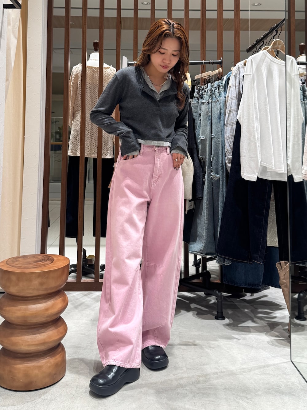 ピンク系のデニムパンツ、グレー系のTシャツ/カットソーを着用したレディースの春コーディネートの6枚目の写真
