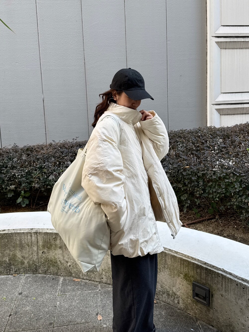 ホワイト系のニット/セーター、グレー系のその他パンツ、ホワイト系のブルゾンを着用したレディースの冬コーディネートの3枚目の写真