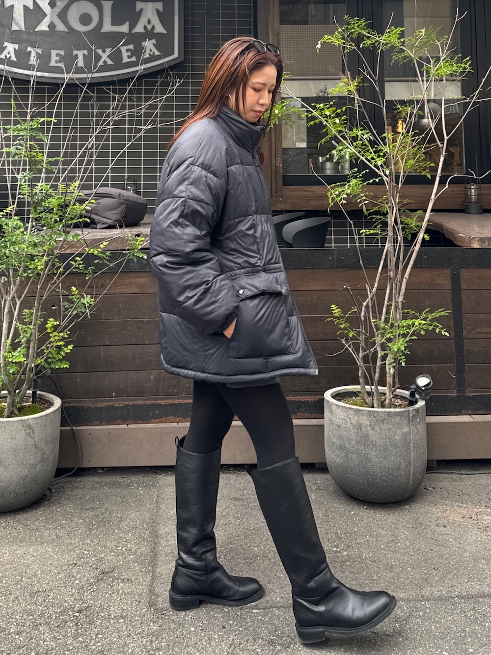 ブラック系のダウンジャケット/コートを着用したレディースの秋コーディネートの4枚目の写真