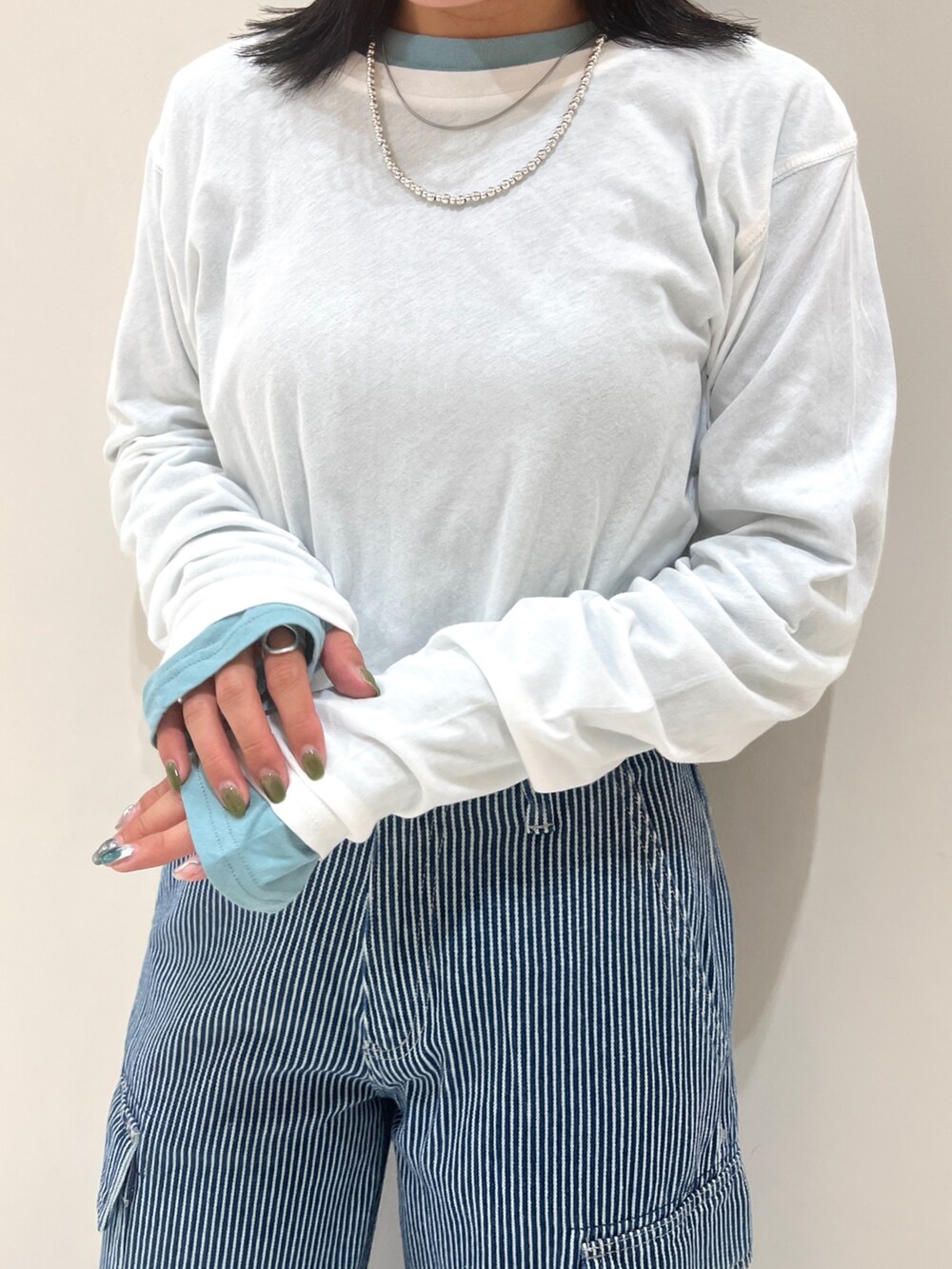 ホワイト系のTシャツ/カットソー、ブルー系のTシャツ/カットソー、ブラック系のブーツを着用したレディースの夏コーディネートの7枚目の写真