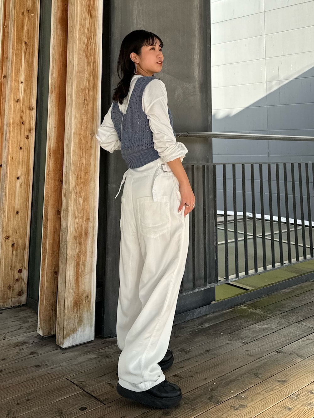 ホワイト系のつなぎ/オールインワン、ブルー系のベスト、シルバー系のショルダーバッグを着用したレディースの冬コーディネートの6枚目の写真