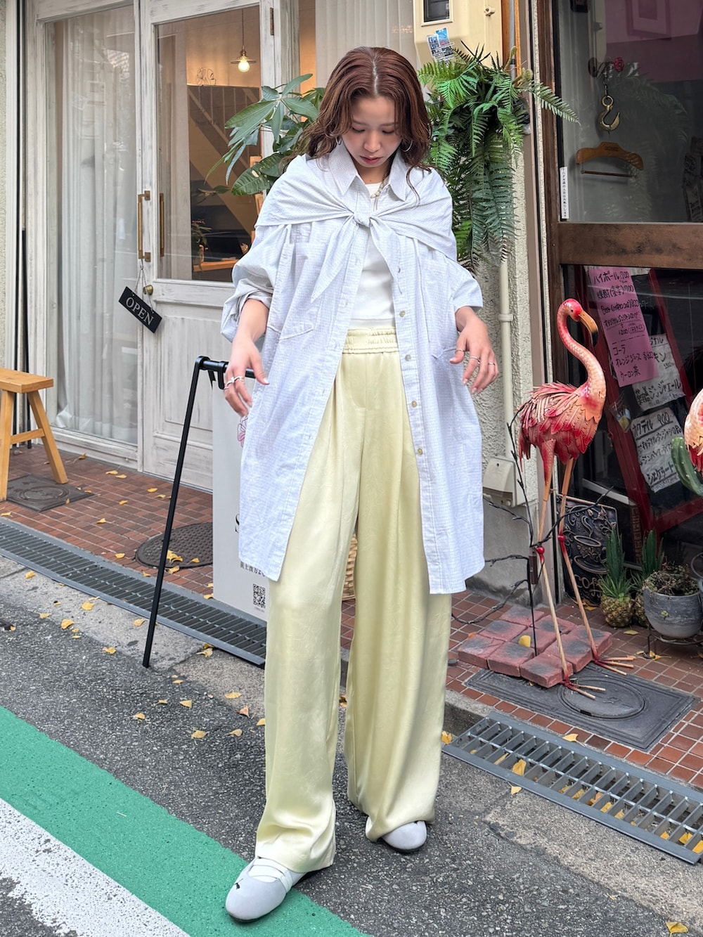 ホワイト系のTシャツ/カットソー、イエロー系のその他パンツ、その他のシャツ/ブラウスを着用したレディースの冬コーディネートの3枚目の写真