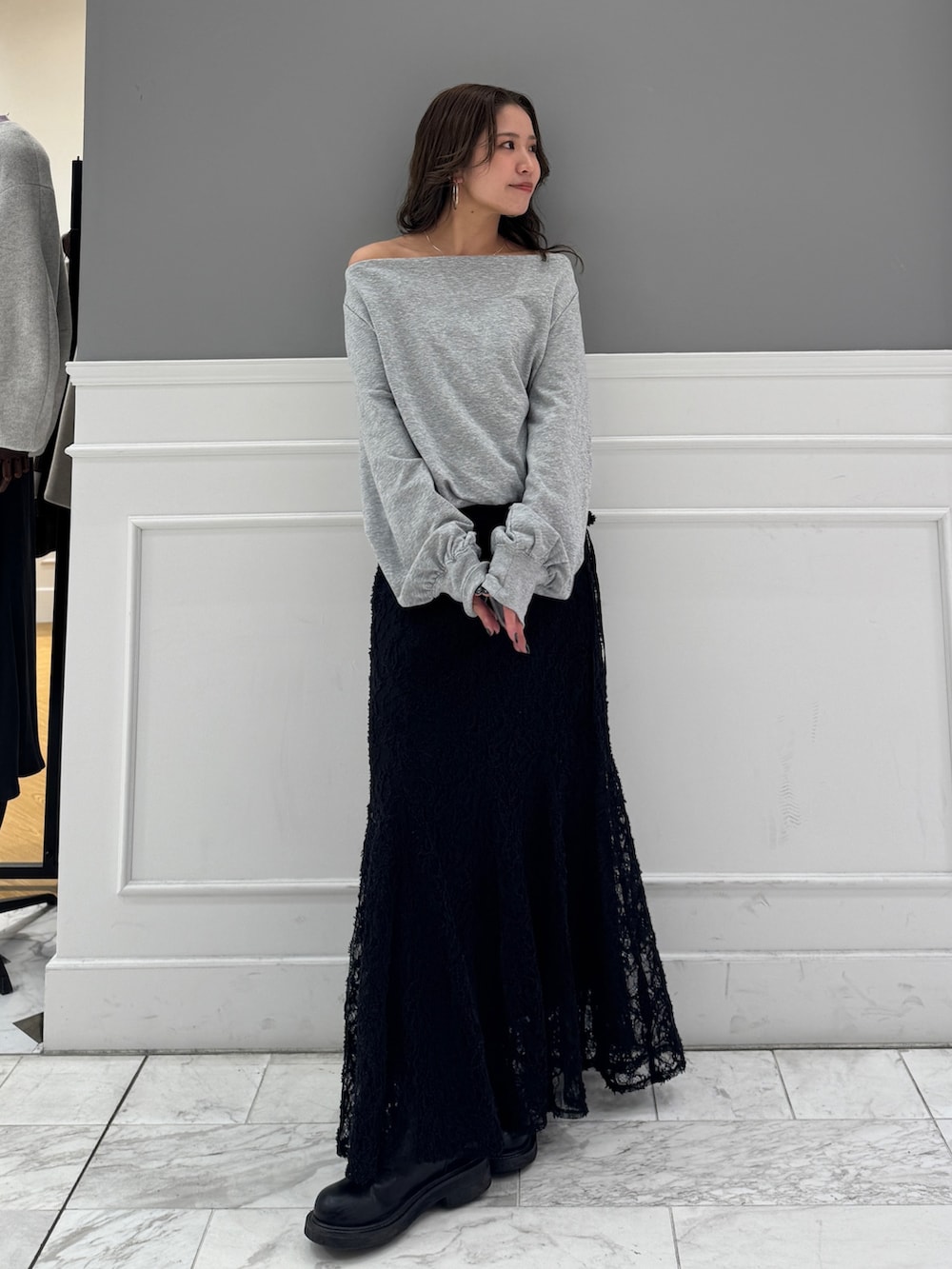 グレー系のTシャツ/カットソー、ブラック系のスカートを着用したレディースの冬コーディネートの2枚目の写真