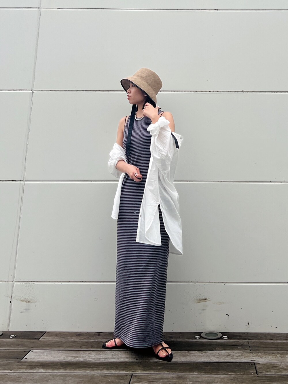 ホワイト系のシャツ/ブラウス、ブラック系のサンダル、ブルー系のワンピースを着用したレディースの春コーディネートの5枚目の写真